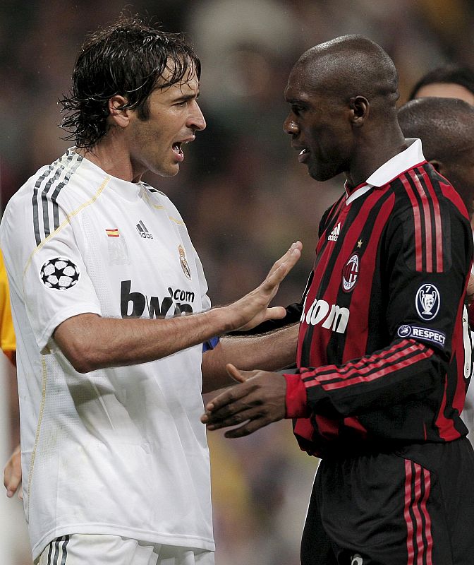 Raúl pide calma a Seedorf después del 'rifi-rafe' que se ha producido tras el gol anulado al Milan.