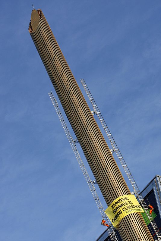 Dos activistas de Greenpeace que han escalado  el obelisco de Calatrava en la plaza de Castilla de Madrid, con una altura de casi cien metros, para pedir al Gobierno de José Luis Rodríguez Zapatero una mayor implicación frente al cambio climático.