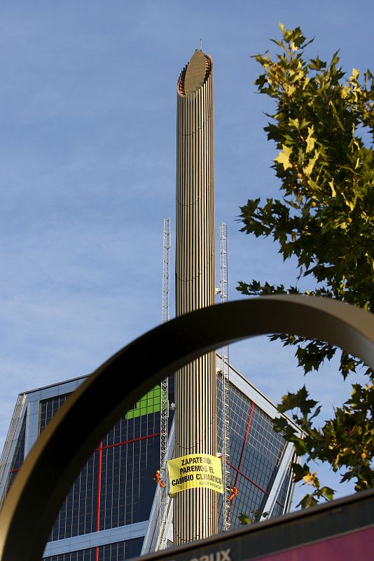 En pocos  minutos los activistas encaramados en la cúspide del obelisco  desplegaron una pancarta en la que se podía leer 'Zapatero: paremos  el cambio climático'