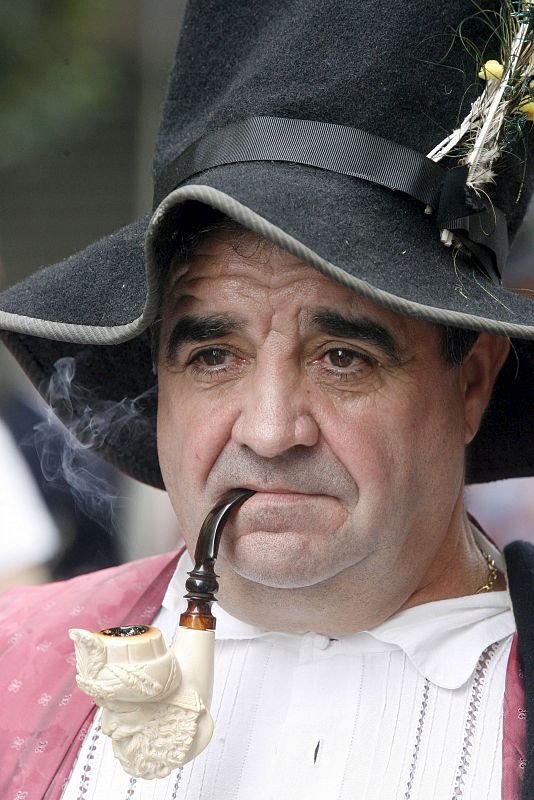 Un pastor fuma en pipa durante la manifestación.