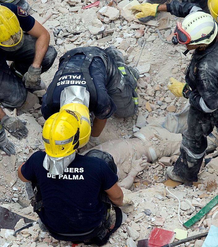 Cuatro muertos al derrumbarse un edificio en Palma