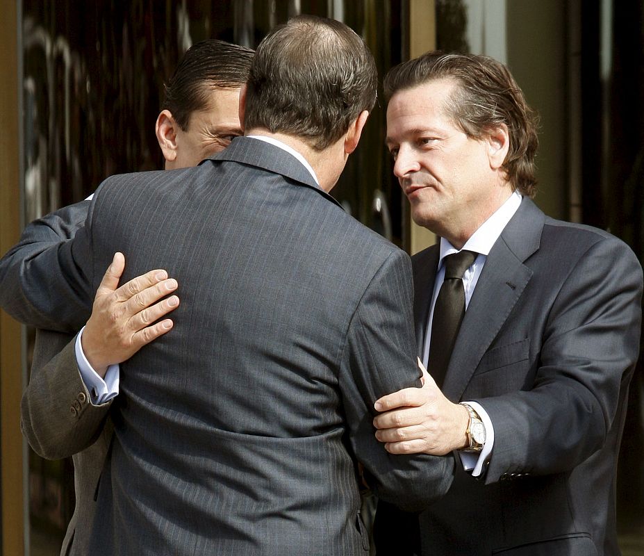 El presidente del Congreso, José Bono (de espaldas), da el pésame a los hijos de Sabino Fernández Campo.