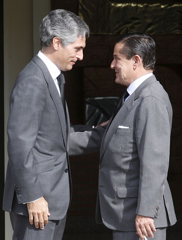 Adolfo Suárez Illana, hijo del ex presidente del Gobierno Adolfo Suárez, da el pésame al hijo de Sabino Fernández Campo.