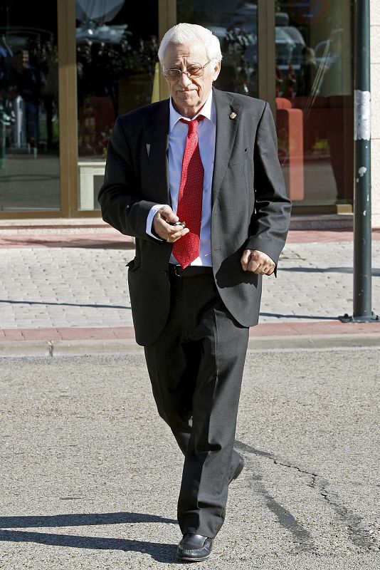 El presidente de Mensajeros de la Paz, el padre Ángel García, a su salida de la capilla ardiente.