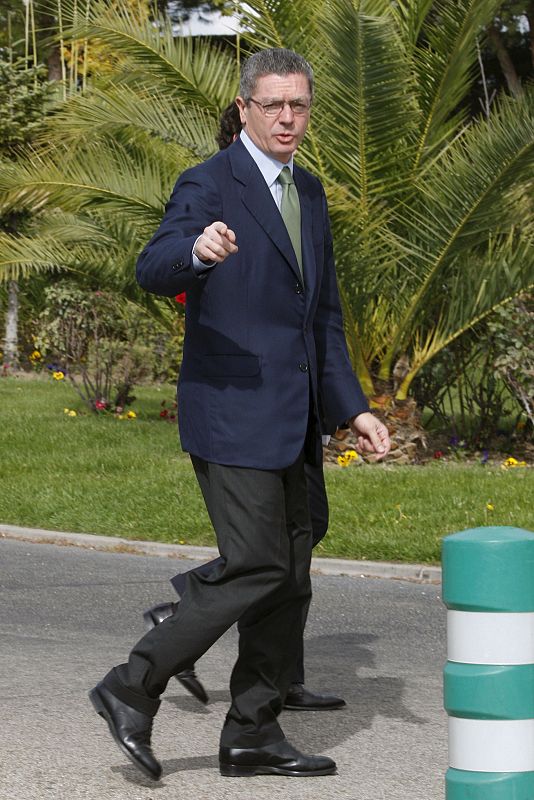 El alcalde de Madrid, Alberto Ruiz-Gallardón, llega al tanatorio para visitar la capilla ardiente del ex jefe de la Casa del Rey.