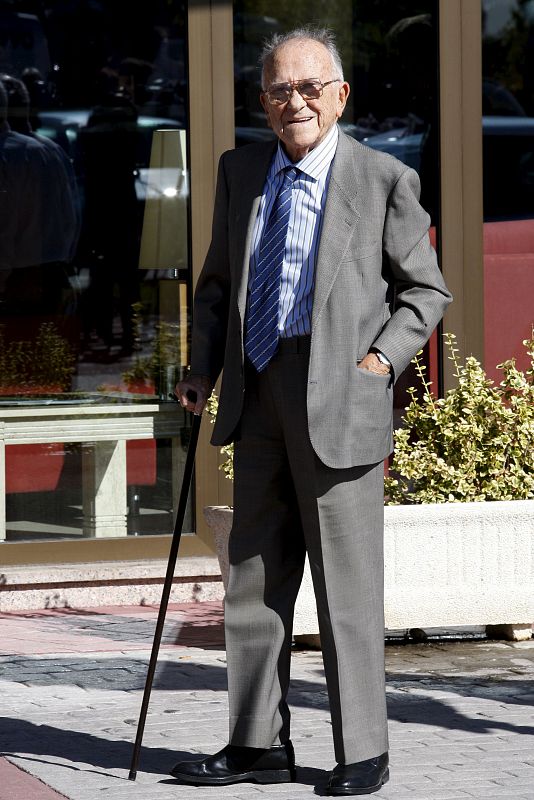 El ex secretario general del PCE Santiago Carrillo llega al tanatorio de La Paz de Alcobendas.