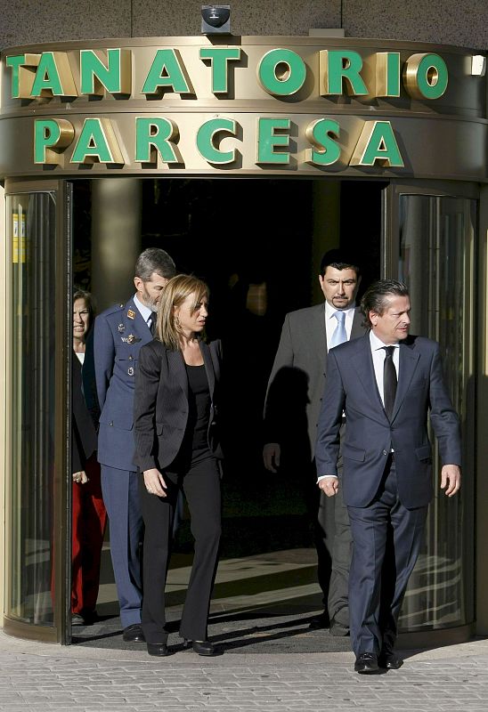 La ministra de Defensa, Carme Chacón, acompañada por el jefe del Estado Mayor de la Defensa, José Julio Rodríguez (i), y Miguel (d), uno de los hijos del ex jefe de la Casa del Rey Sabino Fernández Campo, a su salida del tanatorio.