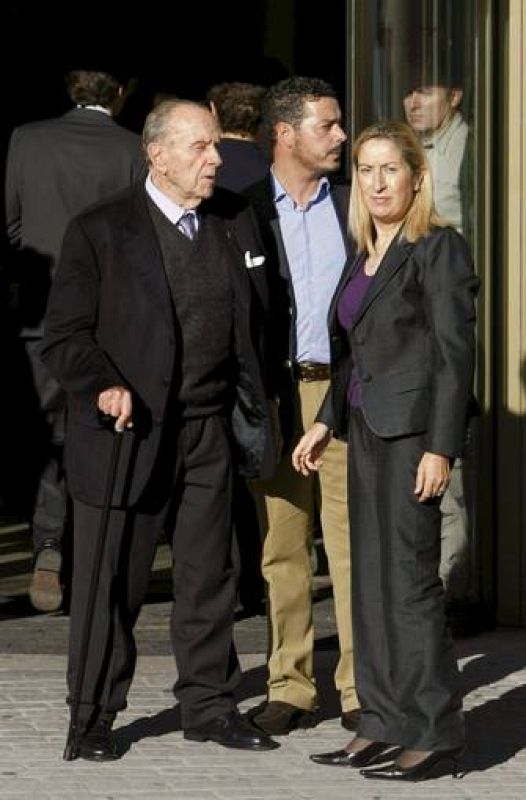El presidente Fundador del PP, Manuel Fraga acompañado por la responsable de Política Social del PP, Ana Pastor, a su llegada al tanatorio. 