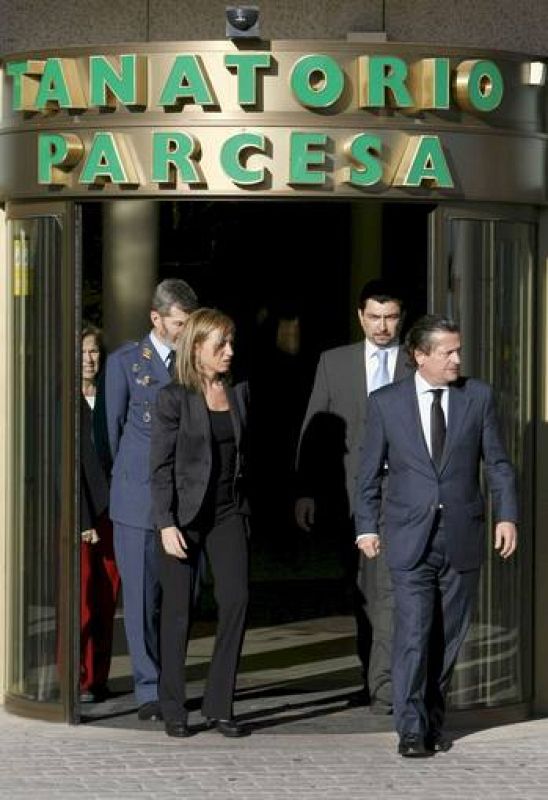 La ministra de Defensa, Carme Chacón, acompañada por el jefe del Estado Mayor de la Defensa, José Julio Rodríguez (i), y Miguel (d), uno de los hijos del ex jefe de la Casa del Rey Sabino Fernández Campo, a su salida del tanatorio. 