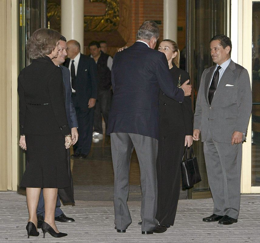 Los Reyes de España saludan a la viuda de Sabino Fernández Campo, María Teresa Álvarez  y sus hijos Luis y Miguel .