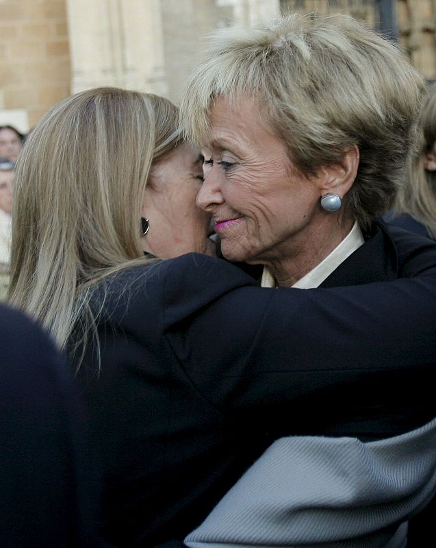 Maria Teresa Alvarez saluda a la vicepresidenta primera, María Teresa Fernández de la Vega, durante el funeral de Sabino Fernández Campo.