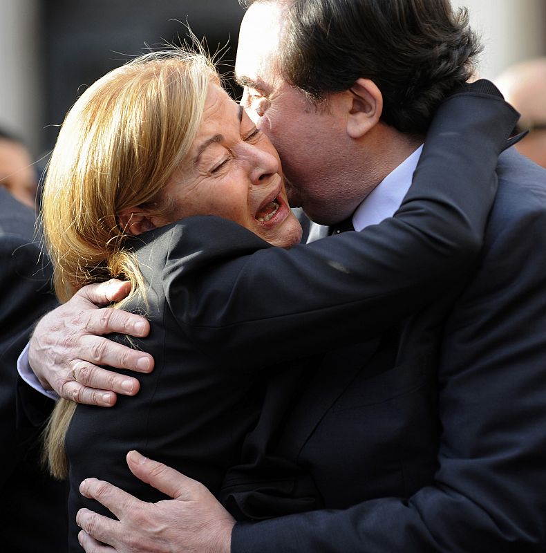 Maria Teresa Alvarez, viuda de Sabino Fernández Campo, abraza a Graciano Garcia, director de la Fundación Príncipe de Asturias.