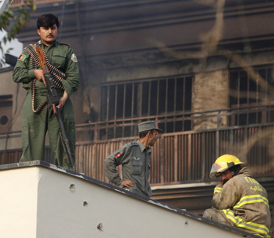 Las fuerzas de seguridad afgnaran rodean el lugar del atentado para evitar más ataques.