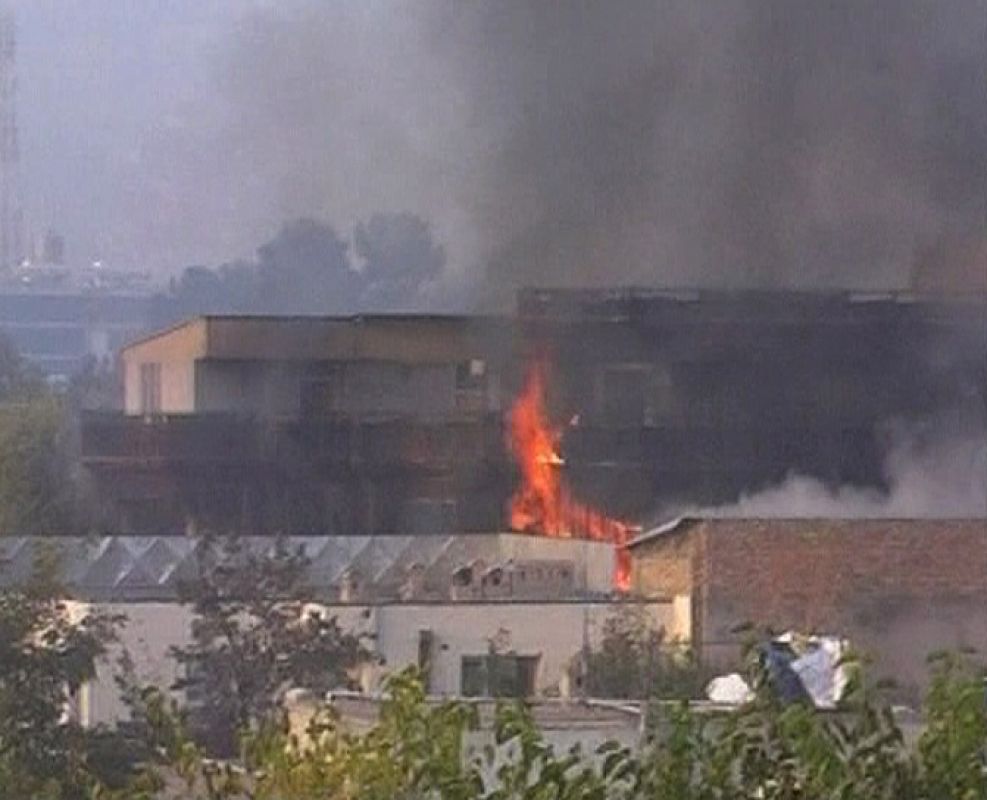 La casa internacional de huéspedes en Kabul arde tras el atentado.