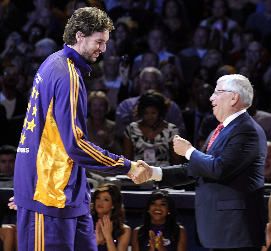 Pau Gasol recibe el anillo de campeón de la NBA de manos de David Stern.