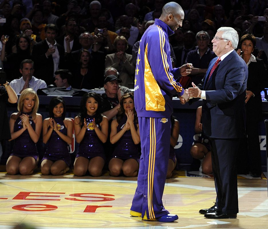 Kobe Bryant recibe su anillo del campeonato por el Comisionado de la NBA, David Stern
