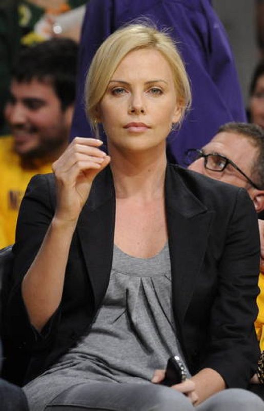 La actriz Charlize Theron puso el glamour en la grada del Staples Center.