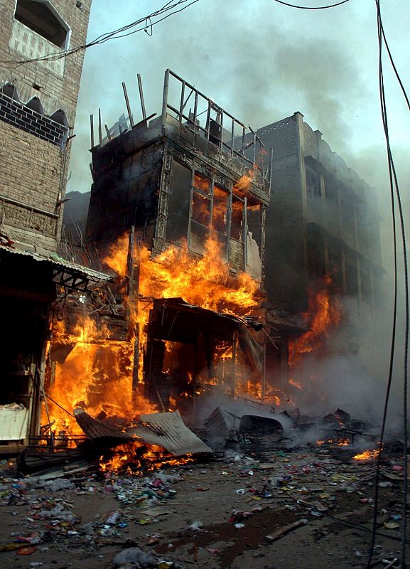 Edificio devorado por las llamas, tras el atentado con coche bomba en Peshawar.