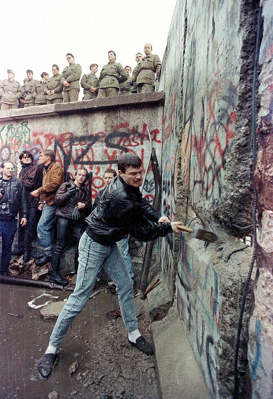 Los berlineses agudizaron el ingenio e intentaron atravesar el muro mediante globos de fabricación casera, túneles e incluso coches con doble fondo.