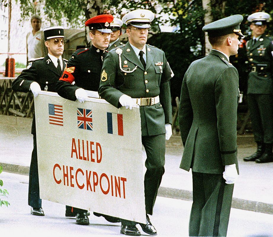 El "Checkpoint Charlie" fue escenario de huidas espectaculares de Berlín. El 22 de junio de 1990 fue demolido y de él no quedó nada hasta el 13 de agosto de 2000, cuando se inauguró una reconstrucción de la primera caseta de control.