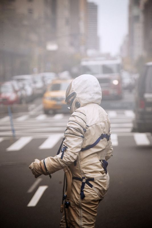 En su vagar por las calles de Nueva York con su traje espacial podrá interactuar con los transeuntes.