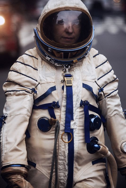 La videoartista quiere representar así a la astronauta que se quedó en la Tierra y que, aún hoy, no ha podido pisar la Luna.