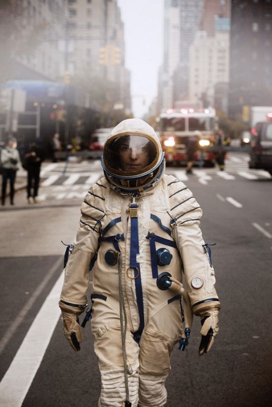 La artista emplea la parodia para presentar a una mujer astronauta que se desplaza por diferentes espacios de la ciudad de Nueva York exhibiendo su frustración por no haber sido elegida para viajar a la luna.