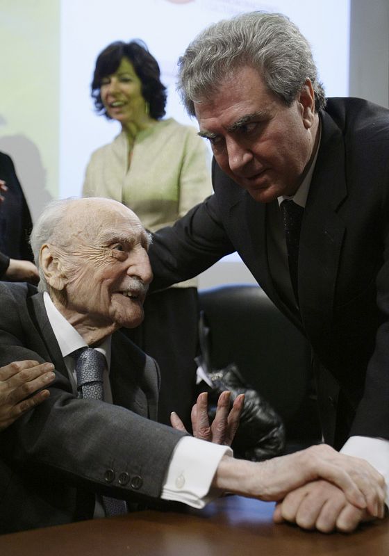 Francisco Ayala durante la celebración de su 103 cumpleaños en la Biblioteca Nacional. Habla con el entonces Ministro de Cultura, César antonio de Molina. 16 de marzo de 2009.