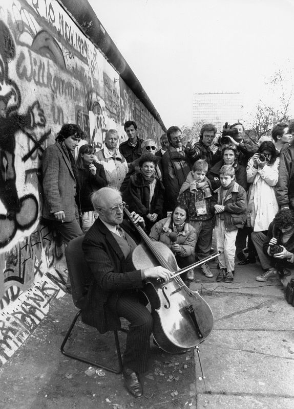 Pocos días después de la caída del Muro, el compositor ruso Mstislav Rostropovich se acercó al "Checkpoint Charlie" para tocar a los compases de Bach. Rostropovich se convirtió en un símbolo internacional de la lucha por la libertad artística bajo el