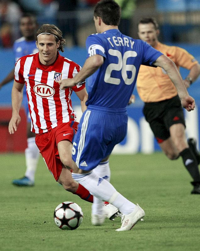 El delantero del Atlético de Madrid, Diego Martín Forlán (i) intenta arrebatar el balón al defensa del Chelsea, John Terry