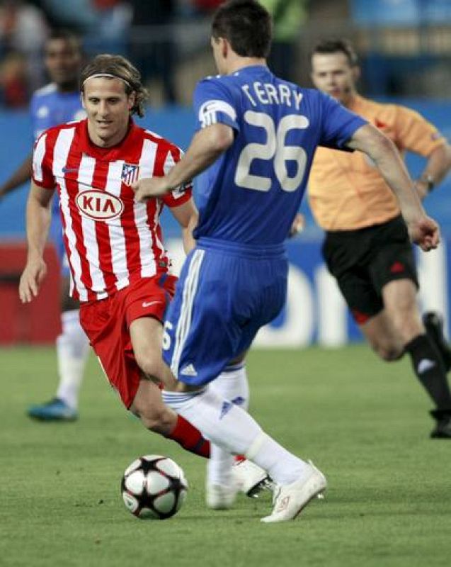 El delantero del Atlético de Madrid, Diego Martín Forlán (i) intenta arrebatar el balón al defensa del Chelsea, John Terry