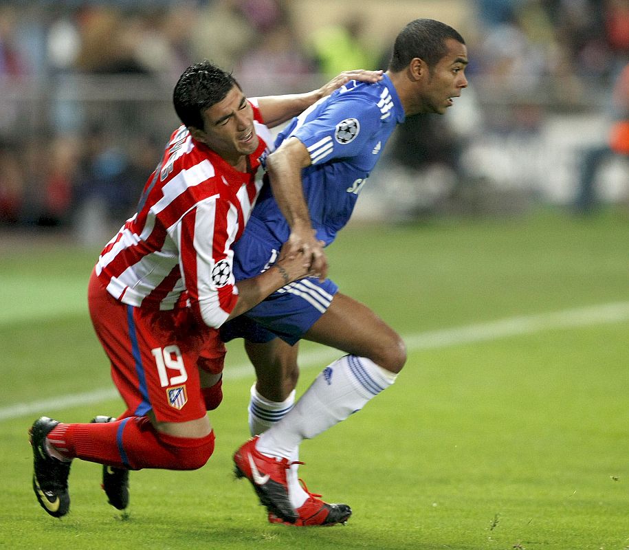 Reyes se las tuvo que ver en la banda derecha, izquierda del Chelsea, con el lateral inglés Ashley Cole.