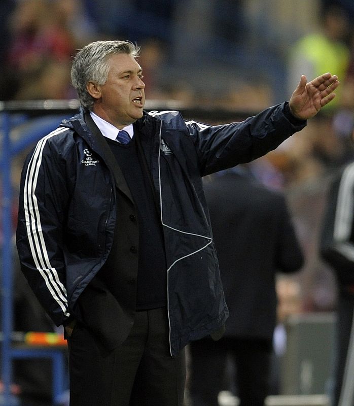 Carlo Ancellotti da instrucciones al Chelsea durante el partido.