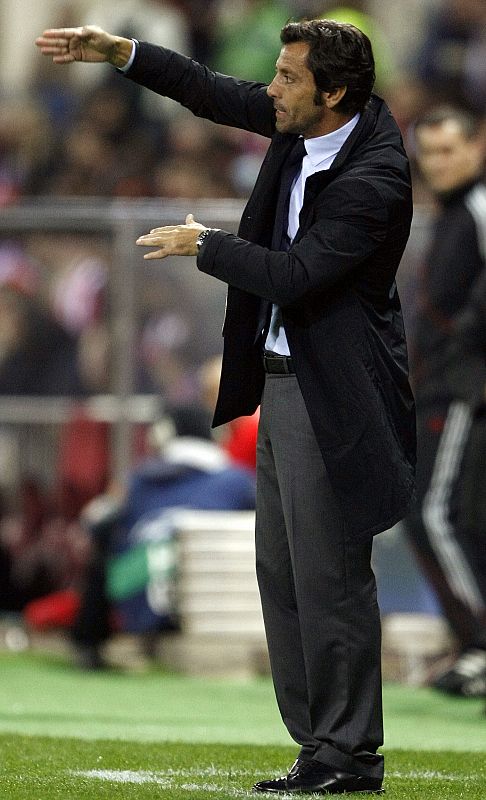 Quique Flores, dando instrucciones a sus jugadores durante el partido.