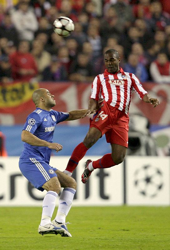 Sinama Pongolle (d), lucha un balón con el defensa brasileño del Chelsea Alex