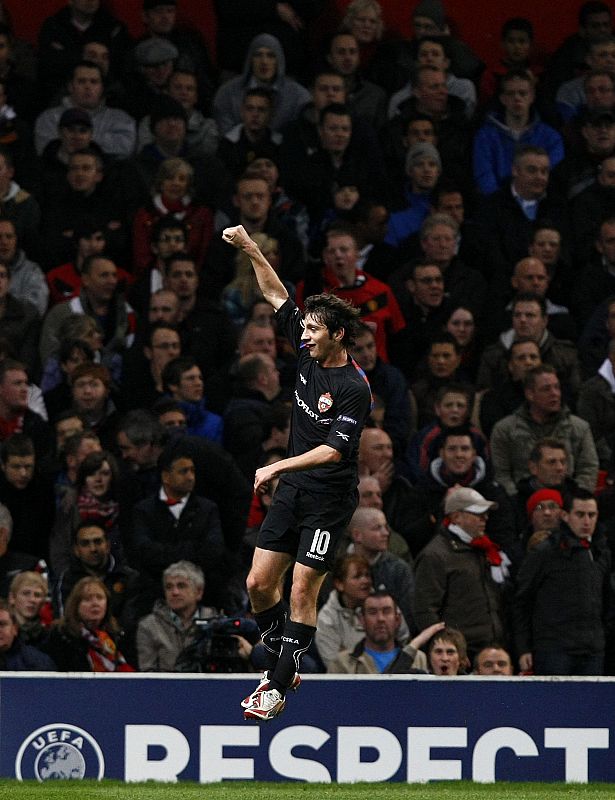 Dzagoeb celebra uno de los goles del CSKA de Moscú en Old Trafford ante el Manchester United.