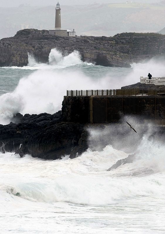 Un hombre observa el fuerte oleaje que se produce en la playa del Sardinero, en Santander.