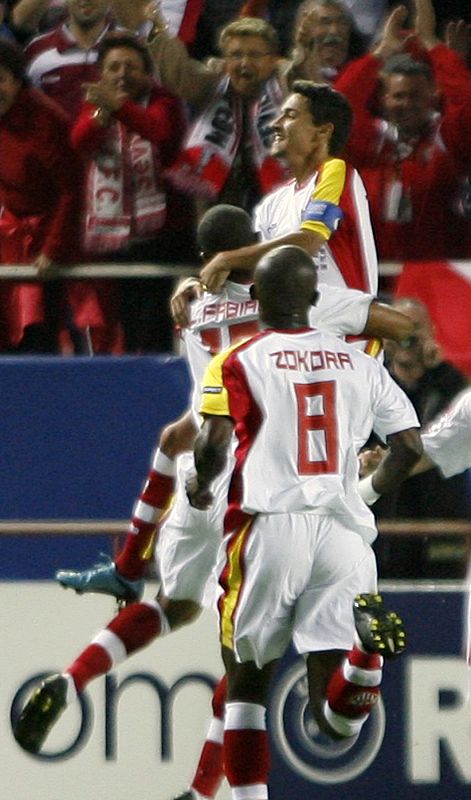 El extremo sevillista Jesús Navas celebra el gol con sus compañeros Luis Fabiano y Zokora.