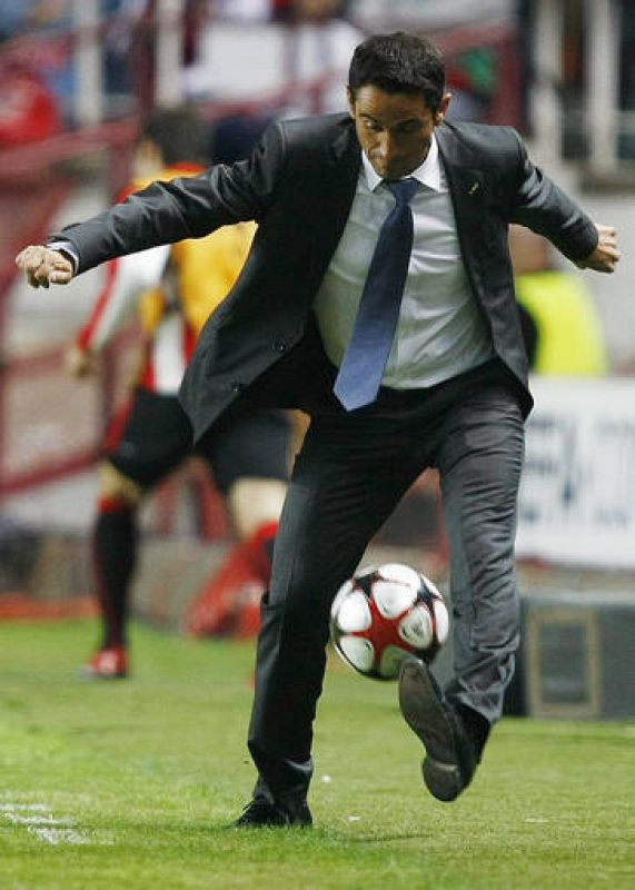 Manolo Jiménez se desesperaba en la banda viendo los fallos defensivos del Sevilla.