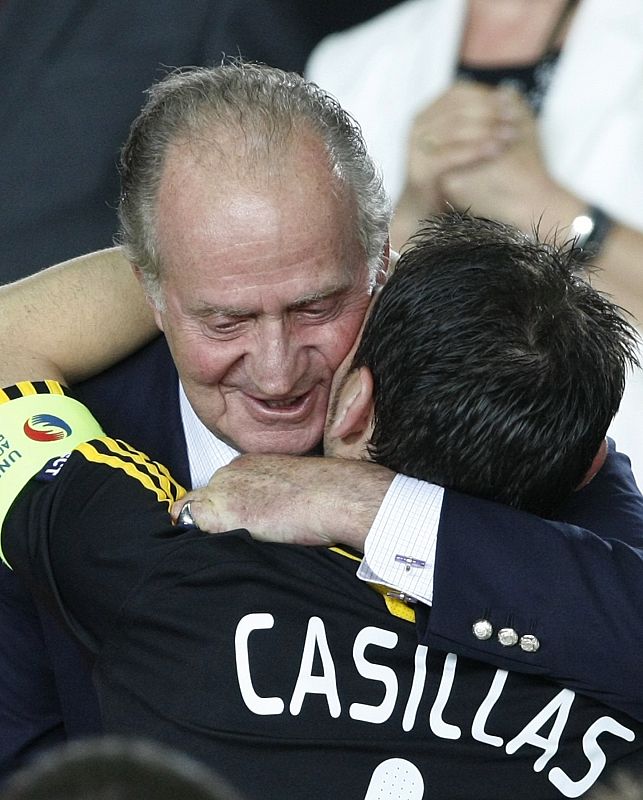 El Rey Don Juan Carlos se abraza con Casillas en Viena, momentos después de ganar la Eurocopa 2008.