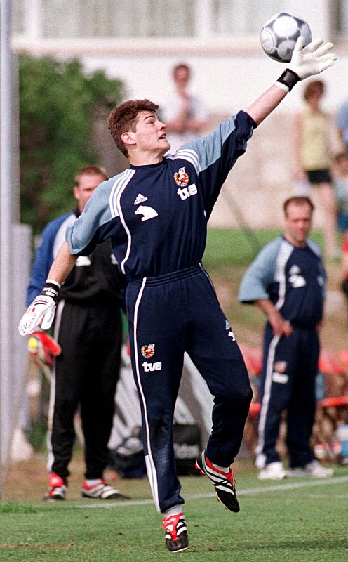 Casillas entrena unos días antes de su debut con España, que se produjo el 3 de junio del año 2000 en un partido ante Suecia.