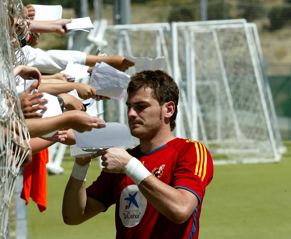 Casillas siempre ha tenido 'gancho' entre los aficionados españoles. En la imagen, el portero firma autógrafos después de un entrenamiento con la selección en Las Rozas.