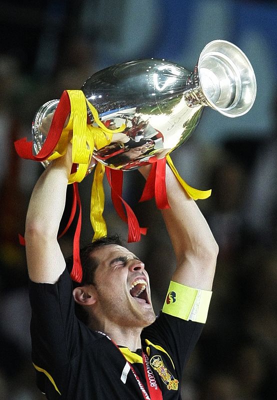 Casillas, el capitán de la selección española, levanta la Eurocopa 2008 lograda por la 'Roja' en Viena, el mayor logro de la absoluta en los últimos años.