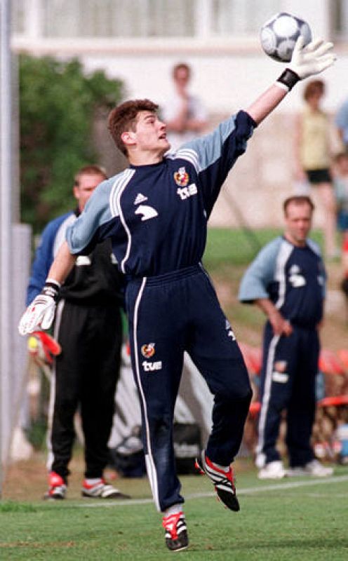 Casillas entrena unos días antes de su debut con España, que se produjo el 3 de junio del año 2000 en un partido ante Suecia.