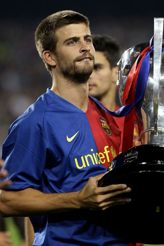 El blaugrana Piqué levanta la copa de la Liga obtenida por el Barça la temporada pasada.