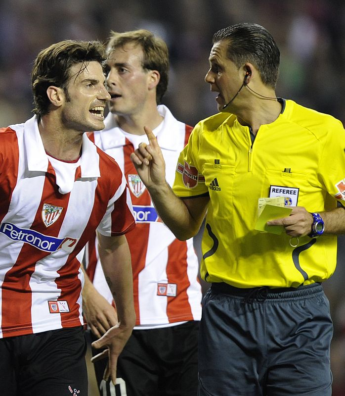 Aitor Ocio discute con el árbitro en un partido ante el Real Madrid.