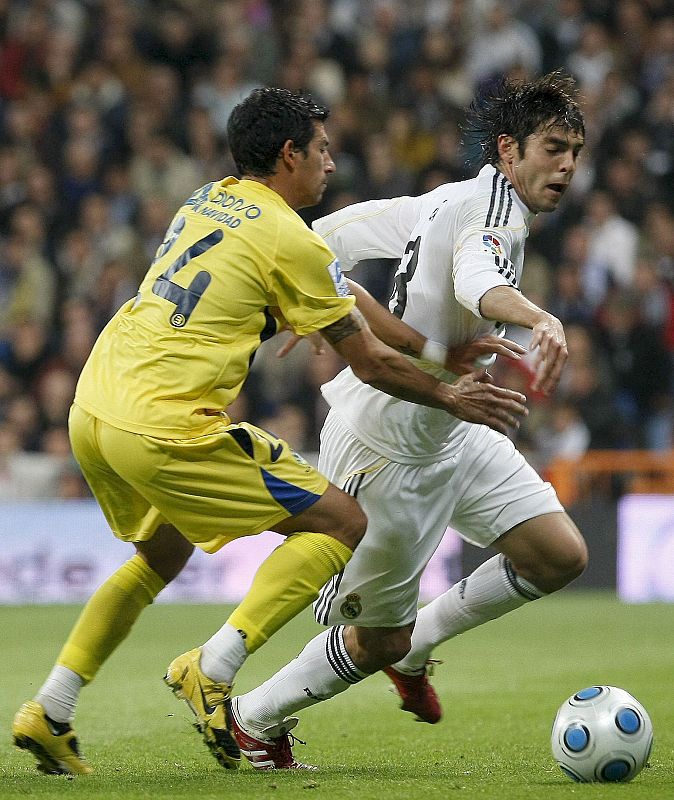 El centrocampita brasileño del Real Madrid Kaká trata de escapar de Nagore, del Alcorcón.