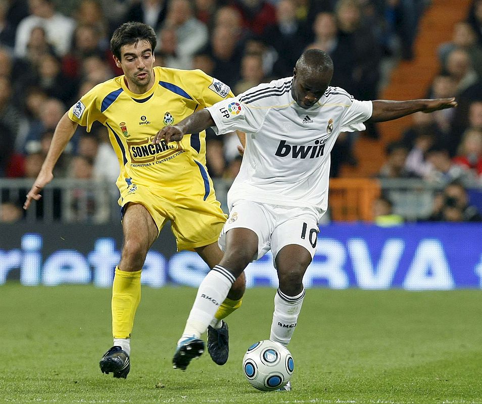 El centrocampista francés del Real Madrid, Lassana Diarrá pelea un balón con el centrocampista del Alcorcón Ernesto.