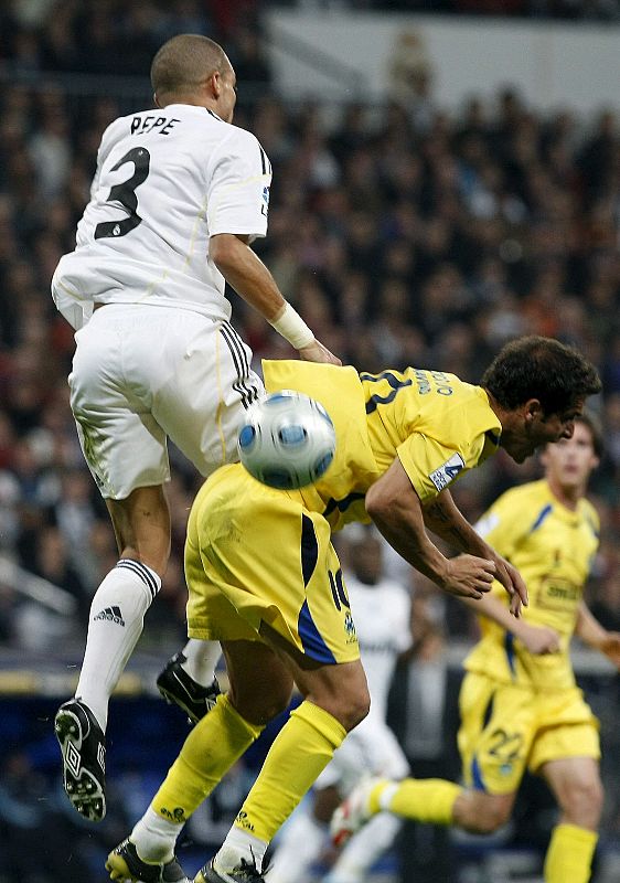 El defensa portugués del Real Madrid, Kleper Laveran "Pepe" pelea un balón con el centrocampista del Alcorcón Sergio Mora.