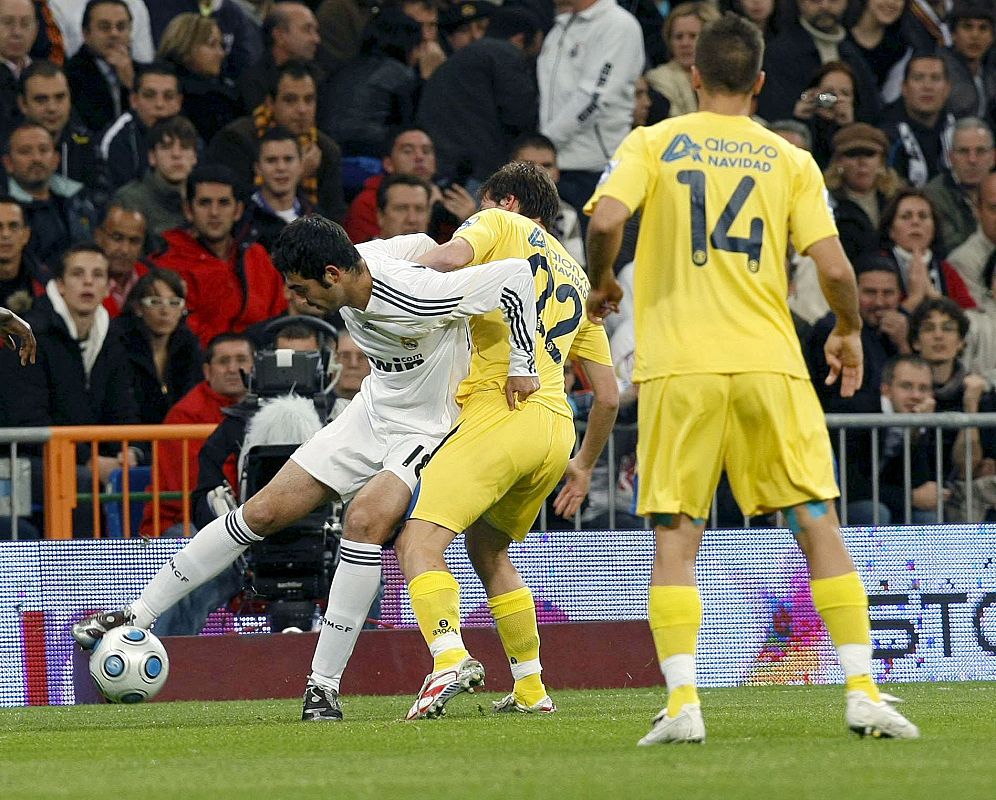 El defensa del Real Madrid Raúl Albiol pelea un balón ante el delantero del Alcorcón Borja.